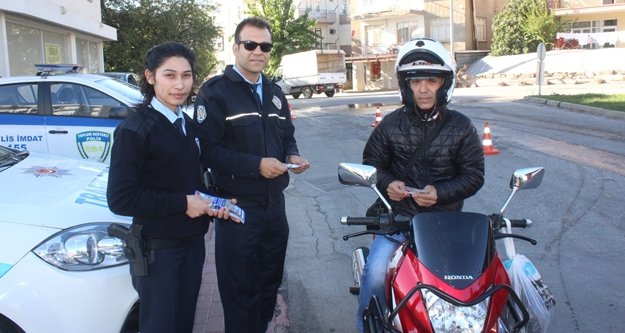 Motosiklet sürücülerine broşürlü kask uyarısı