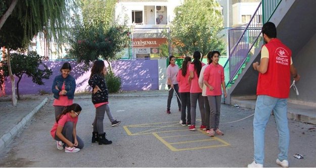 Okullara oyun götürürüyolar