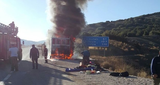 Seyir halindeki AKS ambulansı alev alev yandı