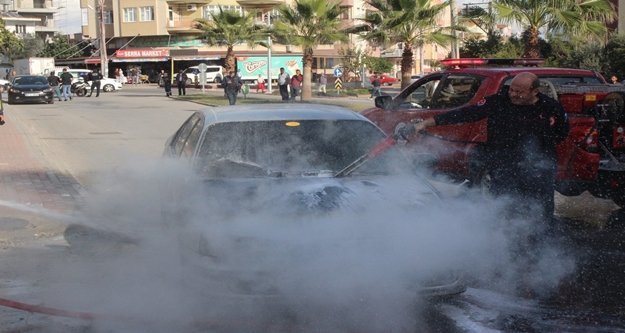 Seyir halindeki araç alev alev yandı