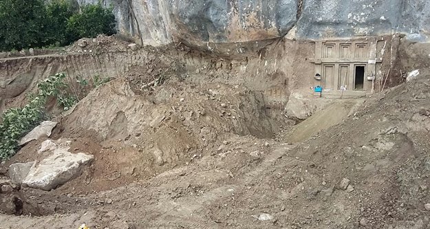 Tapulu arazide kazı yapılırken 2 bin 400 yıllık mezar bulundu