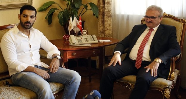 Vali Karaloğlu, Bollywood yıldızı Abraham’ı makamında kabul etti