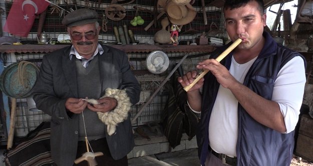 Yörüklerin konar göçer hayatını evine taşıdı