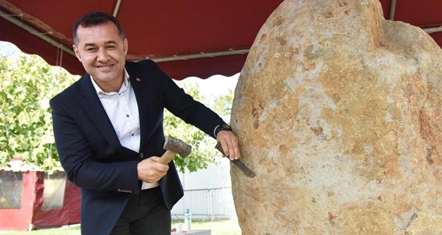 Yücel'in çekiç darbesi ile sempozyum başladı