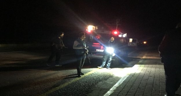 Zırhlı araca atılan maytap polisi alarma geçirdi