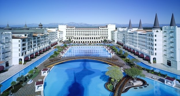 Zirveden en dibe... Ünlü otelin elektrikleri de kesildi