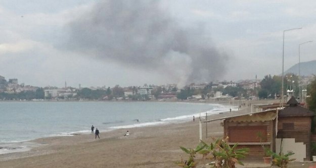 Alanya'yı kaplayan yangın dumanı korkuttu