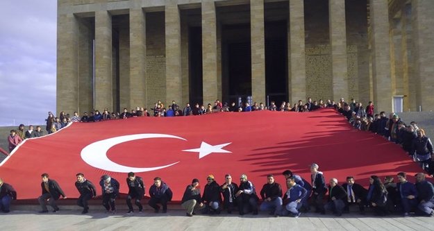 Alanyasporlu taraftarlar Atatürk'ün huzurunda