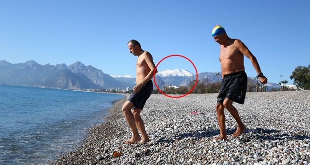 Antalya zirvesinde kar, sahilde deniz keyfi