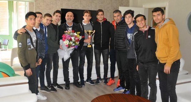 Başkan Çavuşoğlu şampiyon takımı ağırladı