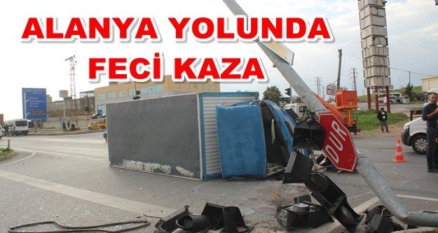 Devrilen kamyon, trafik lambalarına çarparak durabildi: 1 yaralı