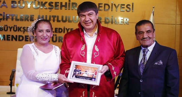 Huzurevinde tanışıp aşık olan çift dünya evine girdi