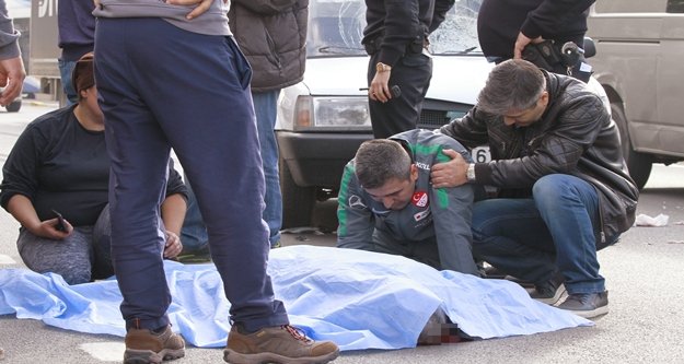 Kazada ölen babasının başında gözyaşı döktü