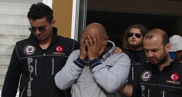 Midesinde 95 kapsül macun esrar getirdi