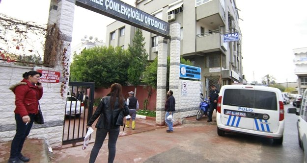 Oğlu okuldan uzaklaştırılan veli, okula belinde silahla geldi