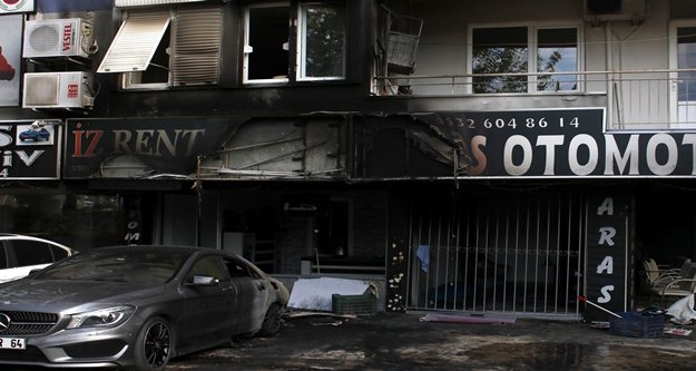 Oto Galeri kundaklandı! Zarar büyük