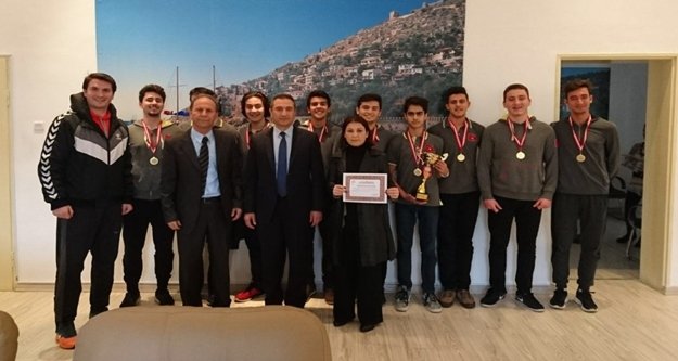 Şampiyonlardan Müdür Er'e ziyaret