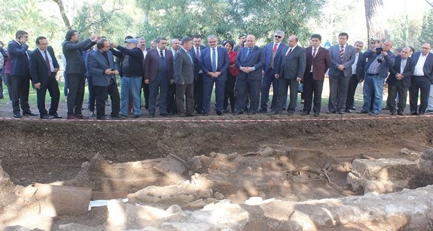 Vali Karaloğlu: "Noel Baba'nın gerçek kemikleri bulunabilir"