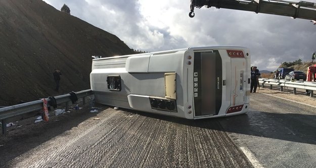 Viraja hızlı giren otobüs devrildi, 15 kişi yaralandı