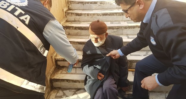 Yaşlı dilencinin cebinden içki kutusu çıktı