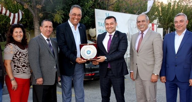 Yücel'e başarılı hizmet plaketi