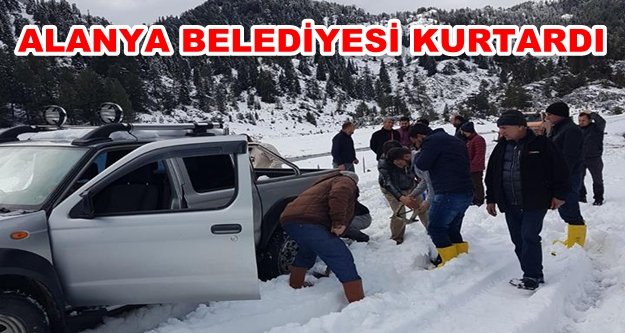 Alanya'da iki genç karda mahsur kaldı