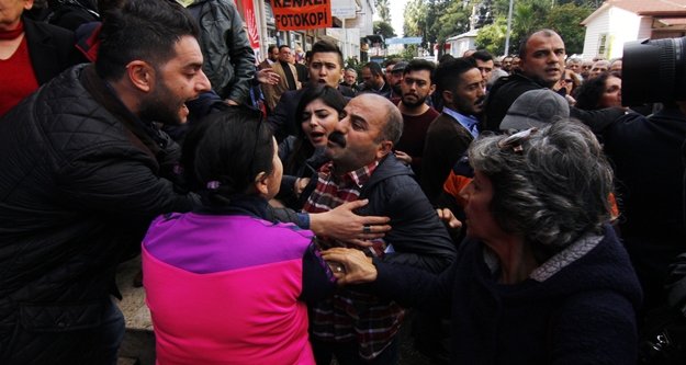 Antalya'da CHP'nin devir teslim töreninde arbede