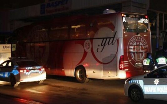 Antalyaspor otobüsüne şok saldırı