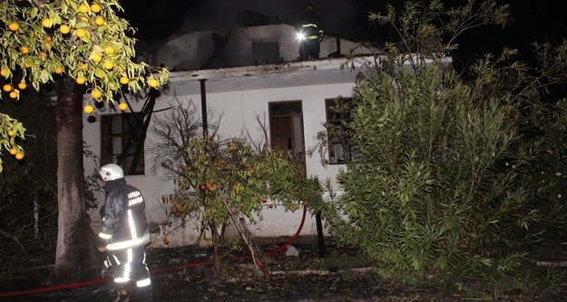 Boş binada yangın: 1 itfaiyeci yaralandı