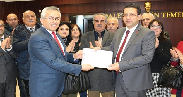 CHP İl Başkanı Kumbul mazbatasını aldı