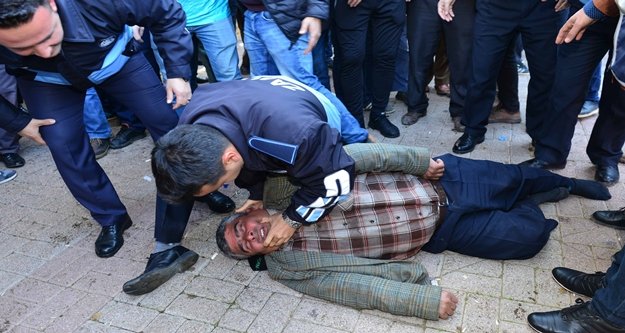 Kaçan devenin kırdığı korkuluğun altında kaldı