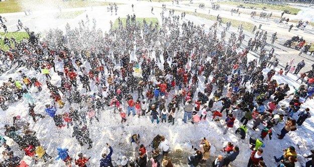 Komşuda kar şenliği