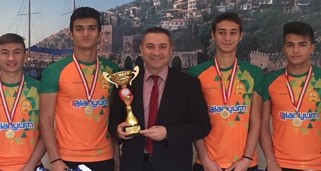 Kupaları ile Müdür Er'i ziyaret ettiler