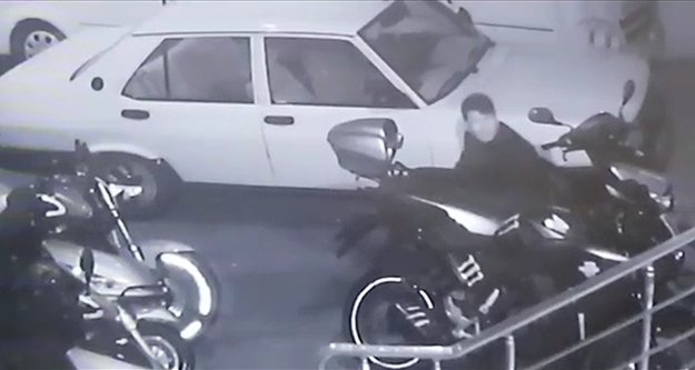 Motosikleti değil eldivenleri çaldı