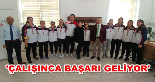 Şampiyon kızlardan Müdür Er'e ziyaret