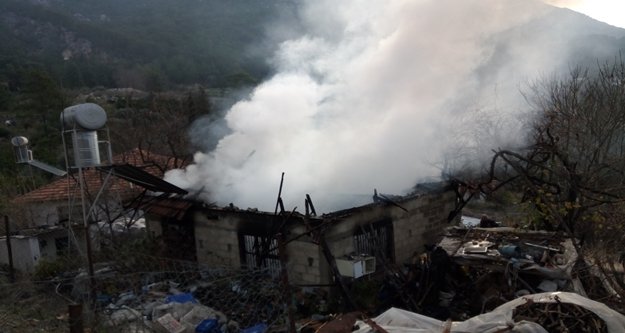 Yaşlı çiftin evi yangında kullanılamaz hale geldi