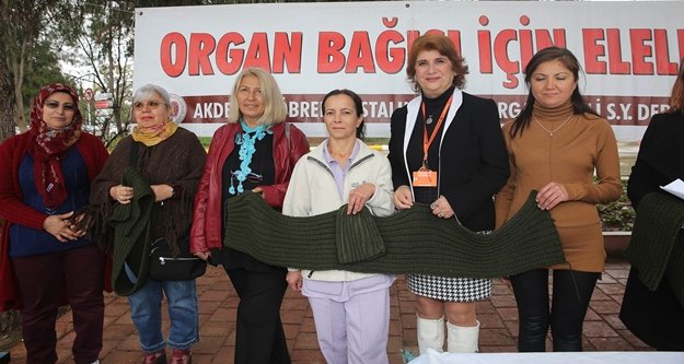 Böbrek hastalarından Afrin’e atkı ve bere