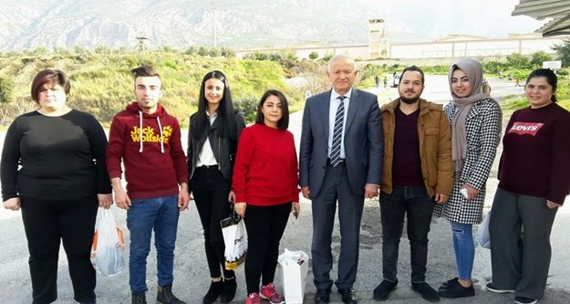 Cezaevi mahkumlarına saç bakımı