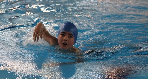 Görme engelliler Alanya'da kulaç attılar