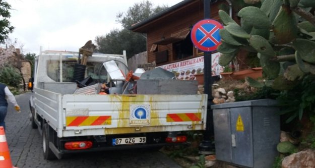 Kale Yolu'ndaki trafik levhaları yenilendi