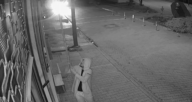 Kamera açısını bozayım derken düzelten şaşkın hırsızlar kamerada