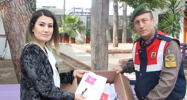 Minik öğrencilerden asker abilerine sevgi kolisi