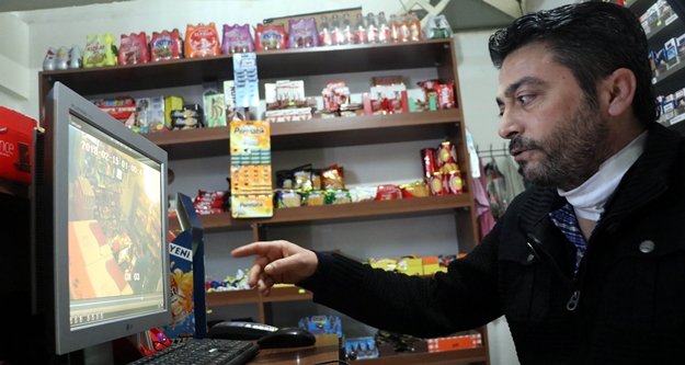 Önce öptü, sonra boğazını keserek gasp etti