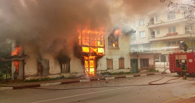 100 yıllık kerpiç bina alev alev yandı