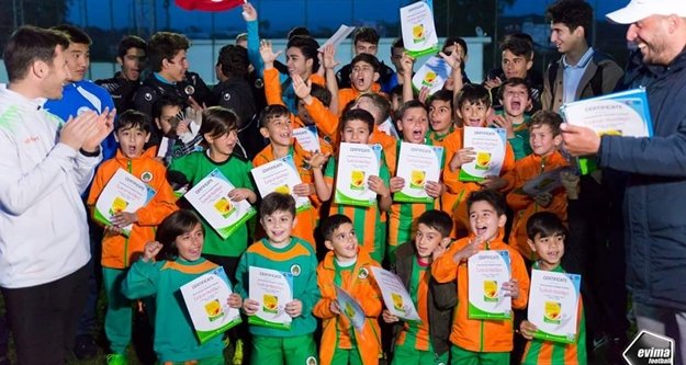 Alanyasporlu minikler kupa aldı