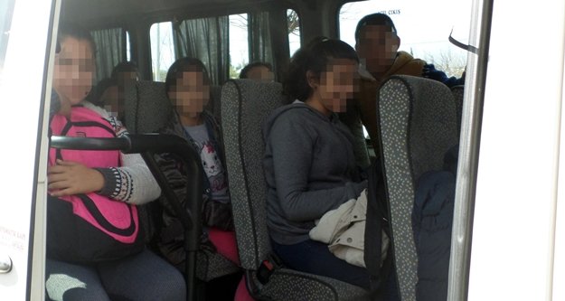 Alkollü servis şoförü polise yakalanınca koltukta dondu kaldı