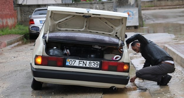 Aşırı yağış sonrası yollarda göçük oluştu, araçlar mahsur kaldı