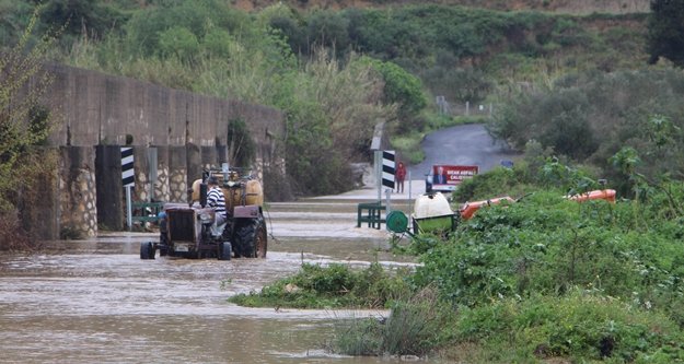Dereye düşen genç kız itfaiye ekipleri tarafından kurtarıldı