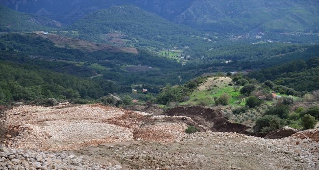 Heyelan olan yola alternatif yol açılıyor