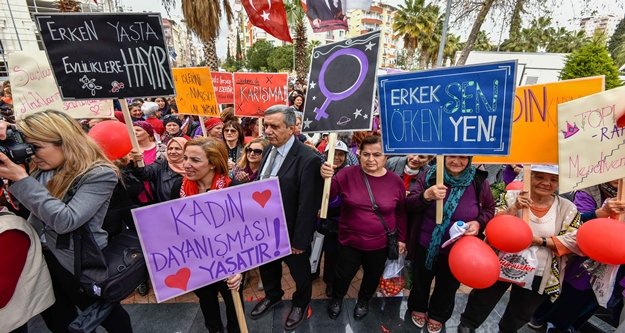 Kadına yönelik şiddete mor iğne